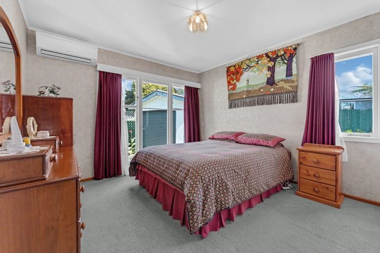 Photo of property in 71 Beach Road, Te Atatu Peninsula, Auckland, 0610