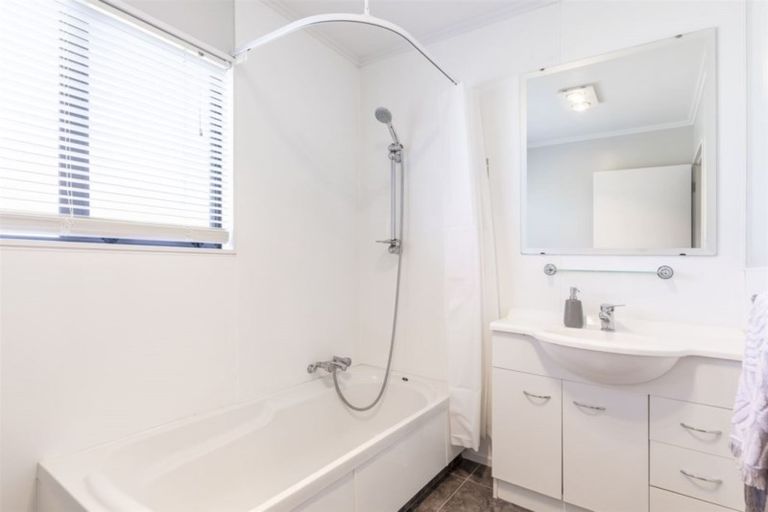 Photo of property in 6a Perrin Place, Kelvin Grove, Palmerston North, 4414