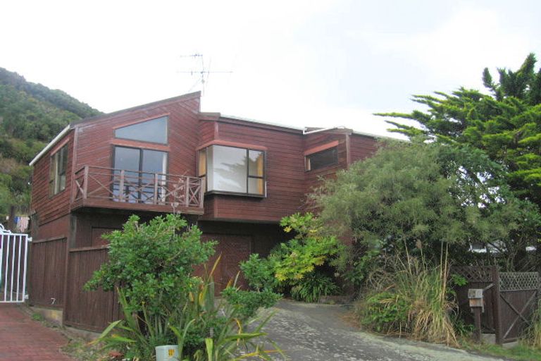 Photo of property in 16 Arahanga Grove, Maupuia, Wellington, 6022
