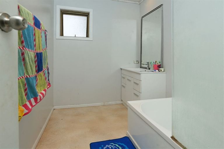 Photo of property in 12 Hepburn Road, Glendene, Auckland, 0602