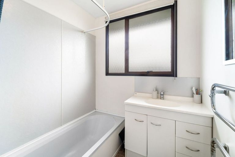 Photo of property in 2/4 Hanson Place, West Harbour, Auckland, 0618