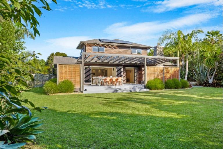 Photo of property in 2 Wonderview Road, Leigh, 0985