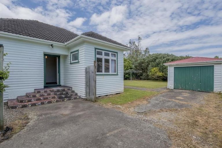 Photo of property in 13 Kings Drive, Levin, 5510