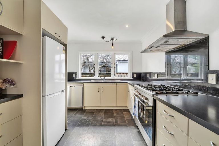 Photo of property in 10 Antrim Place, Hokowhitu, Palmerston North, 4410