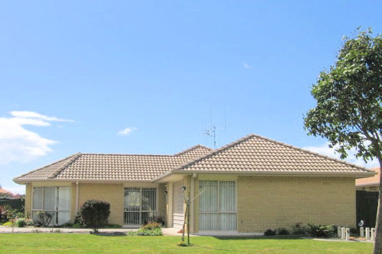 Photo of property in 17 The Gardens Drive, Papamoa Beach, Papamoa, 3118