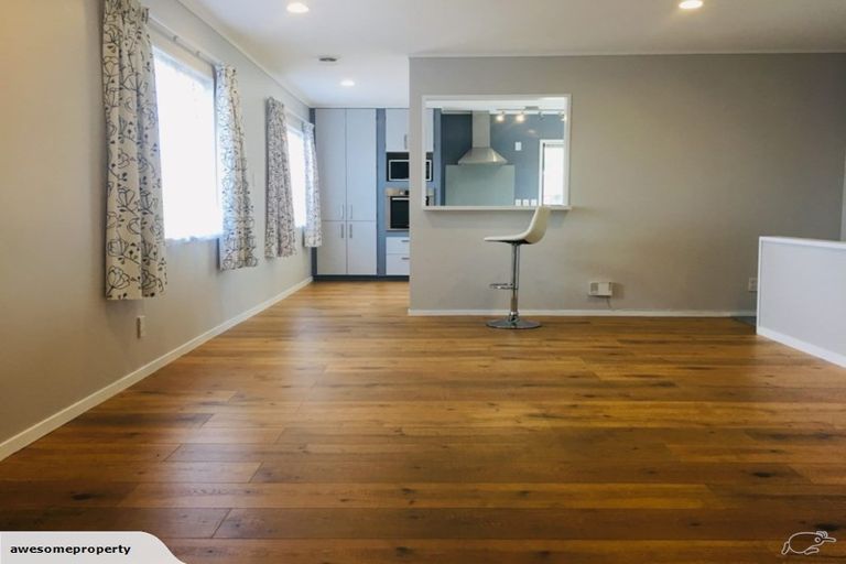 Photo of property in 92 Manhattan Heights, Glendene, Auckland, 0602