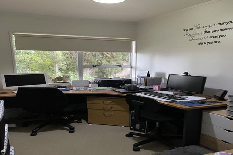 Photo of property in 48 Kingsclere Place, Goodwood Heights, Auckland, 2105