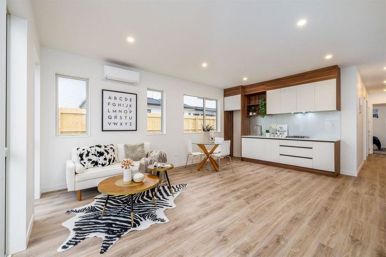 Photo of property in 23 Mcindoe Road, Kumeu, 0810