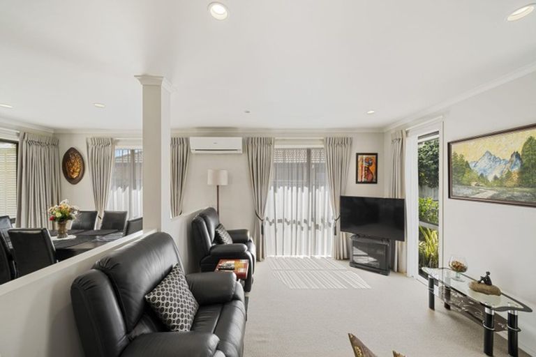 Photo of property in 16 Breaker Grove, Waiuku, 2123