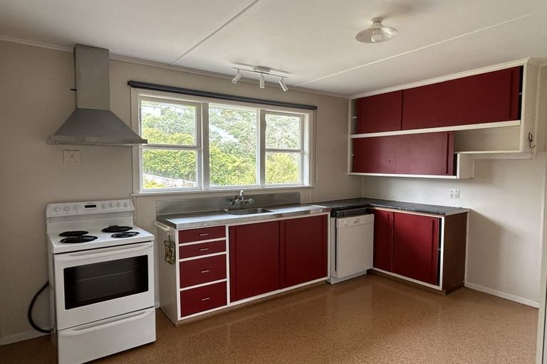 Photo of property in 12 Huntingdon Street, Northland, Wellington, 6012