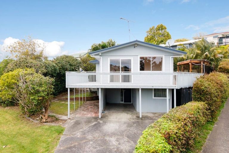Photo of property in 28 Nor'east Drive, Northcross, Auckland, 0632