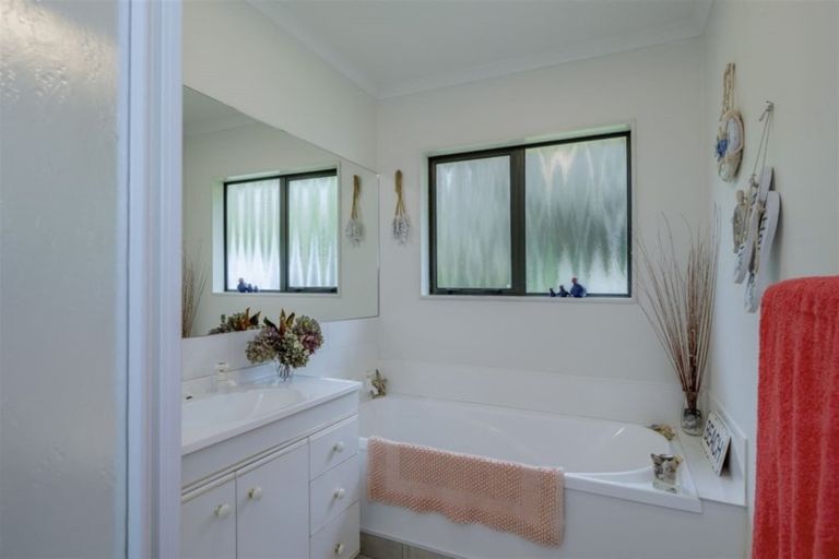 Photo of property in 10 Clifford Close, Levin, 5510