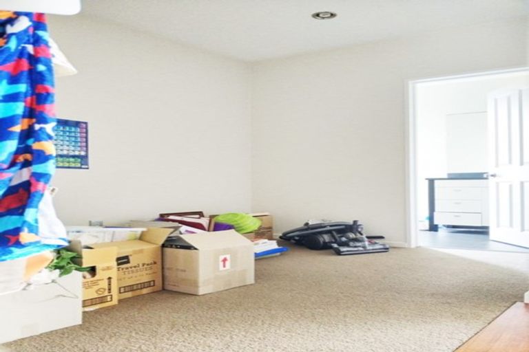 Photo of property in 8 Lakeridge Close, Northcross, Auckland, 0632