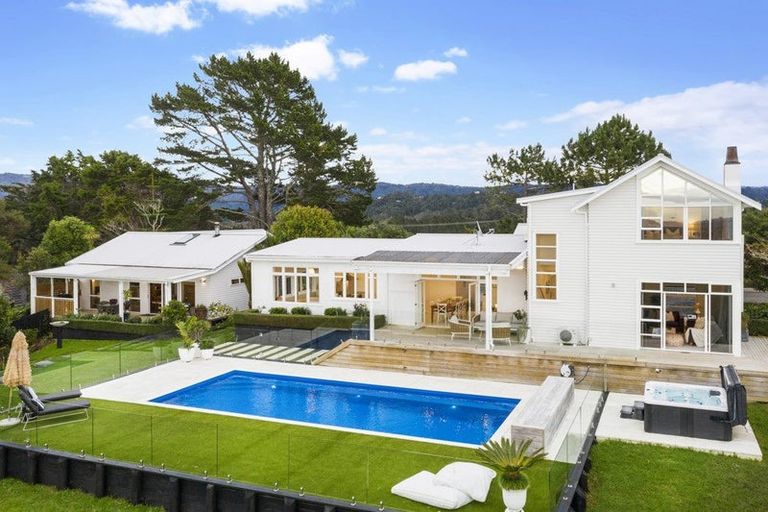 Photo of property in 156 Candia Road, Henderson Valley, Auckland, 0614