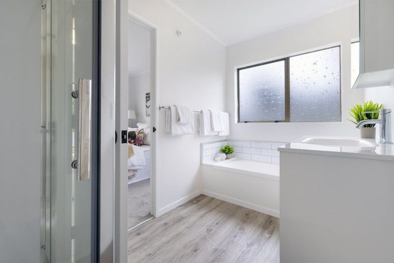 Photo of property in 1/7 Tusac Place, Totara Vale, Auckland, 0627