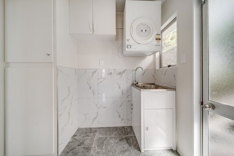 Photo of property in 1/2 Netherlands Avenue, Kelston, Auckland, 0602