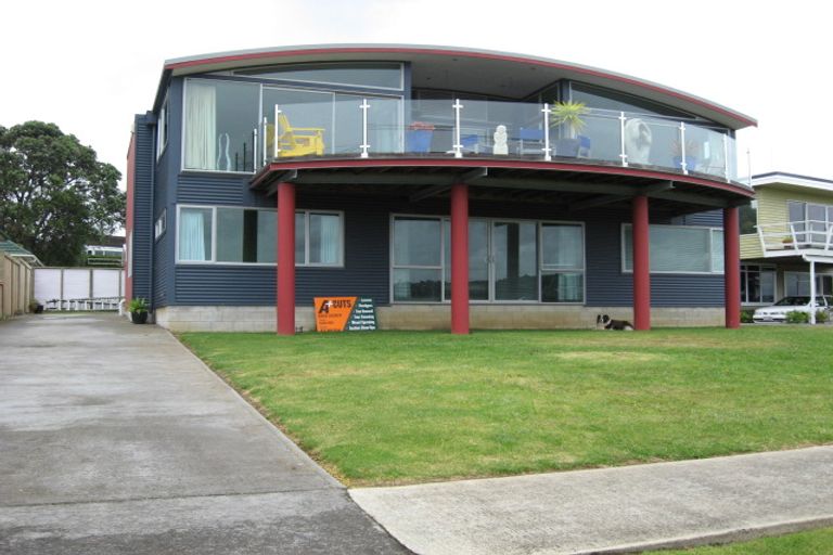 Photo of property in 66 Kiwi Esplanade, Mangere Bridge, Auckland, 2022