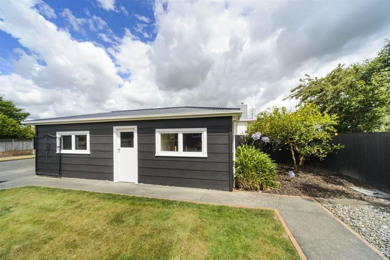Photo of property in 16 Kapiti Place, Awapuni, Palmerston North, 4412