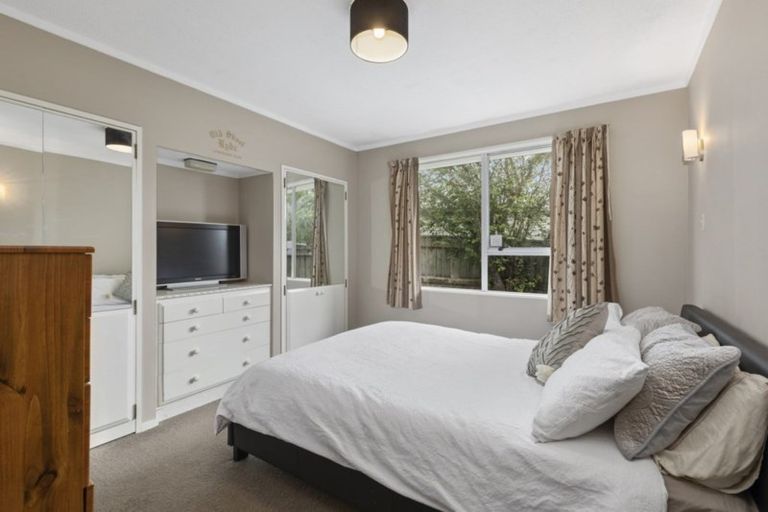 Photo of property in 28 Clapham Grove, Stokes Valley, Lower Hutt, 5019