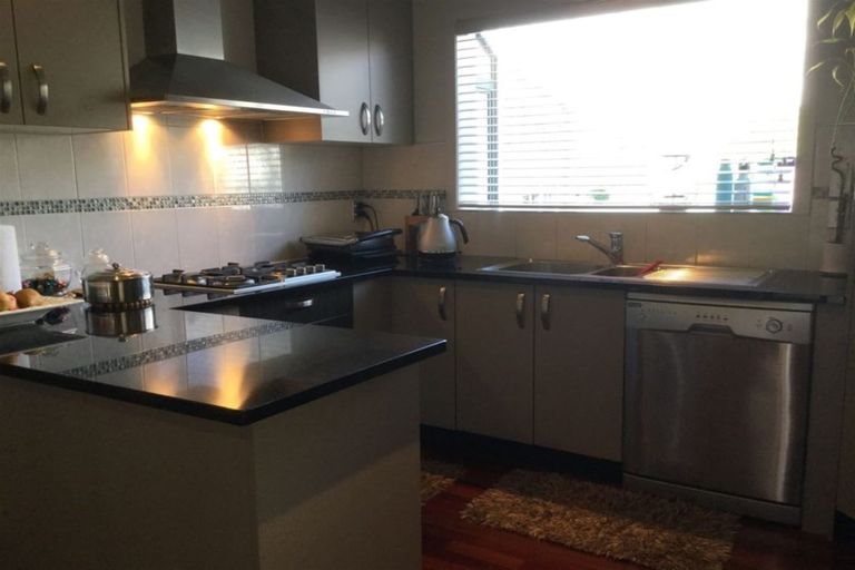 Photo of property in 10 Archibald Road, Kelston, Auckland, 0602