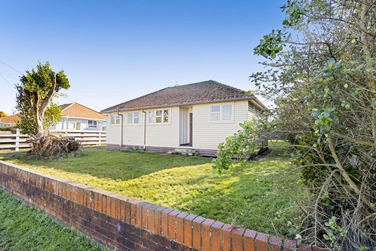 Photo of property in 3 Dixon Avenue, Hawera, 4610