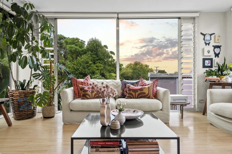 Photo of property in 42 Bayview Road, Browns Bay, Auckland, 0630
