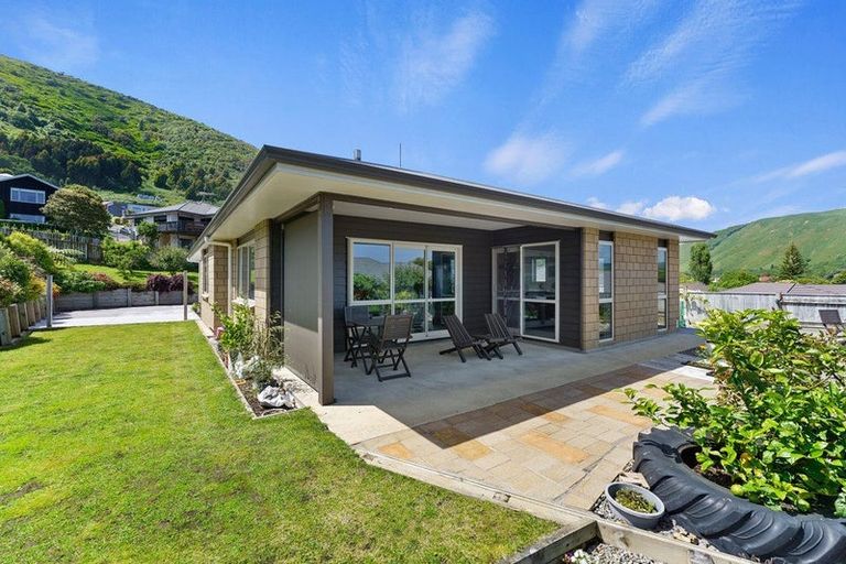 Photo of property in 5 Tauhou Place, Waikanae, 5036