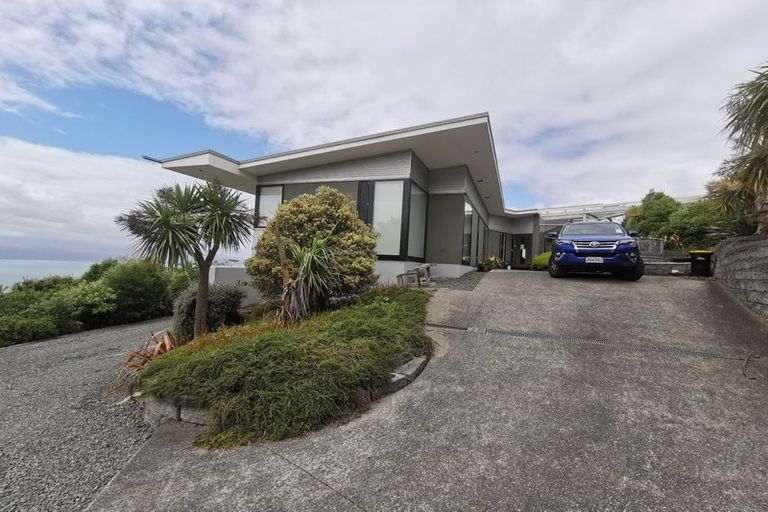 Photo of property in 16 Dungarvan Road, Newlands, Wellington, 6037