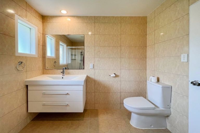 Photo of property in 17 Alma Street, Te Atatu South, Auckland, 0610