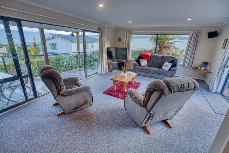 Photo of property in 9 Ranui Place, Moana, 7872