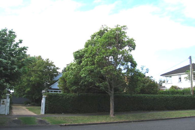 Photo of property in 3 Crete Avenue, Milford, Auckland, 0620