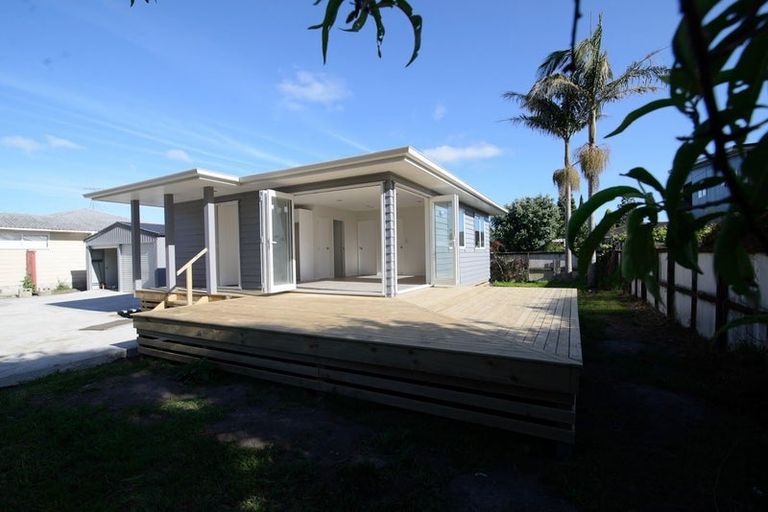 Photo of property in 6 Kaumatua Place, Te Atatu Peninsula, Auckland, 0610
