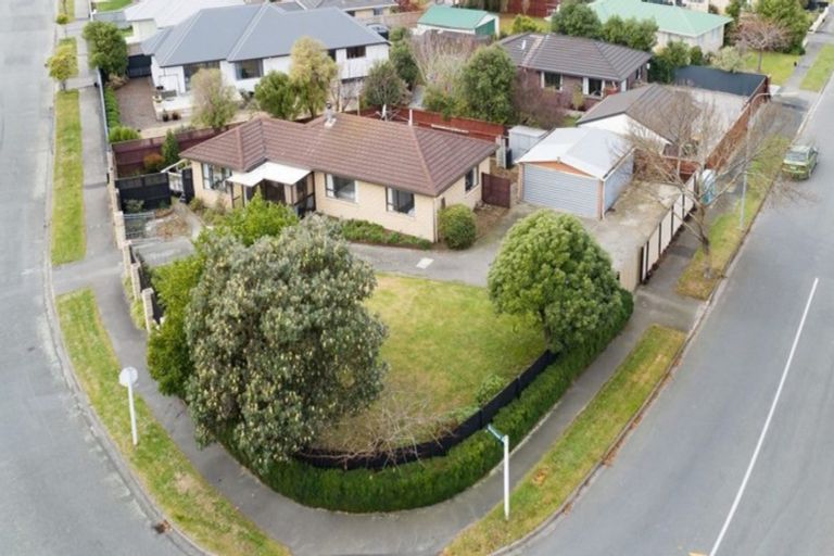 Photo of property in 32 Royal Park Drive, Parklands, Christchurch, 8083