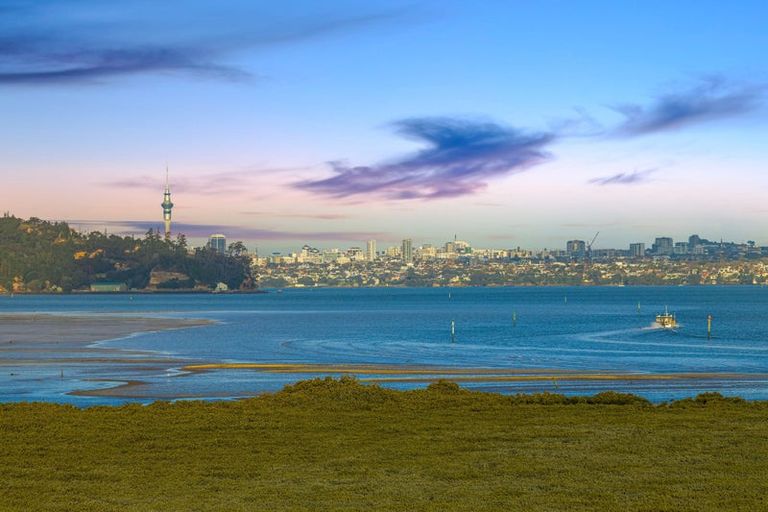 Photo of property in 35 Oakpark Place, West Harbour, Auckland, 0618