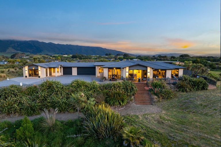 Photo of property in 37 Pingao Lane, Peka Peka, Waikanae, 5391