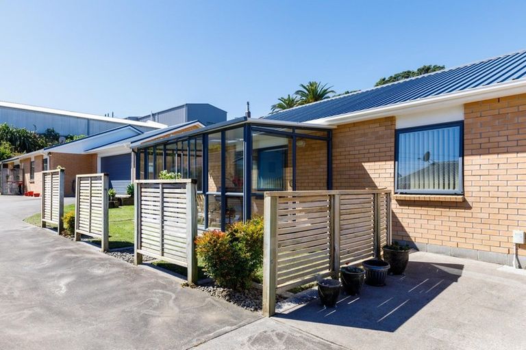 Photo of property in 9a Simons Street, Moturoa, New Plymouth, 4310