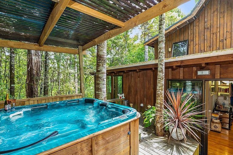 Photo of property in 93 Brick Bay Drive, Sandspit, Warkworth, 0982