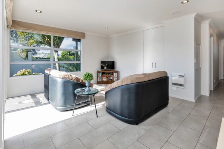 Photo of property in 15 Miami Place, One Tree Point, 0118