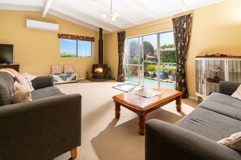 Photo of property in 12 Fiona Grove, Karori, Wellington, 6012
