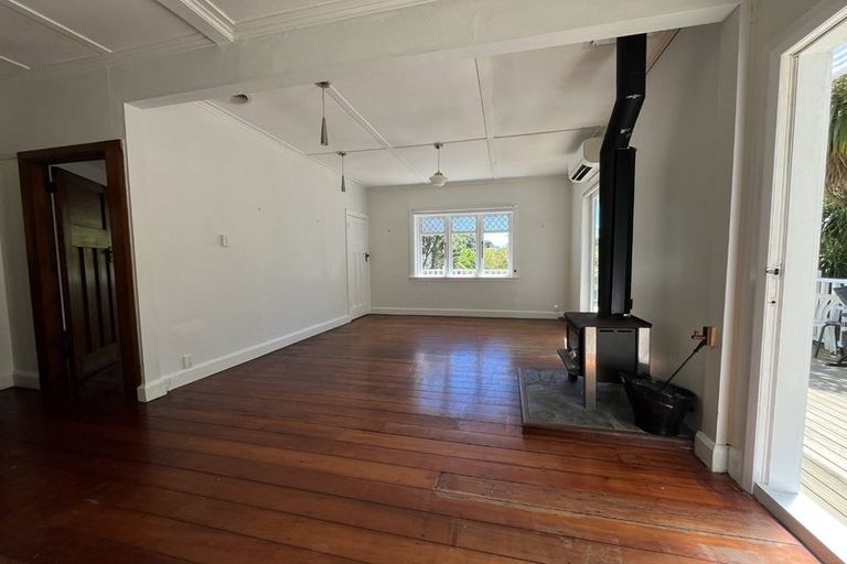 Photo of property in 10 Connaught Terrace, Brooklyn, Wellington, 6021