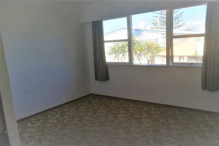 Photo of property in 2/1 Edgeworth Road, Glenfield, Auckland, 0629