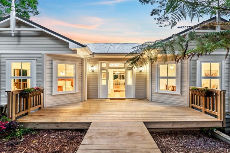 Photo of property in 4 Kereru Grove, Greenhithe, Auckland, 0632