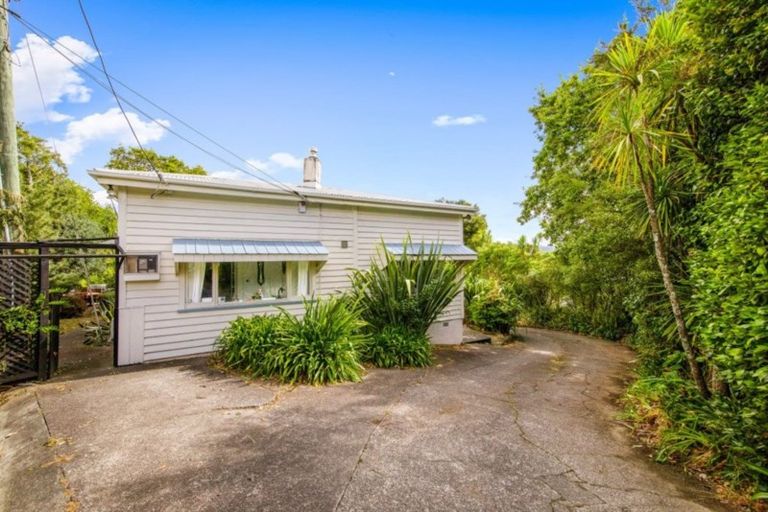 Photo of property in 17 Awaroa Road, Sunnyvale, Auckland, 0612