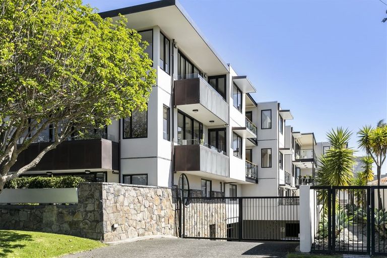 Photo of property in 7/2a Frieston Road, Milford, Auckland, 0620