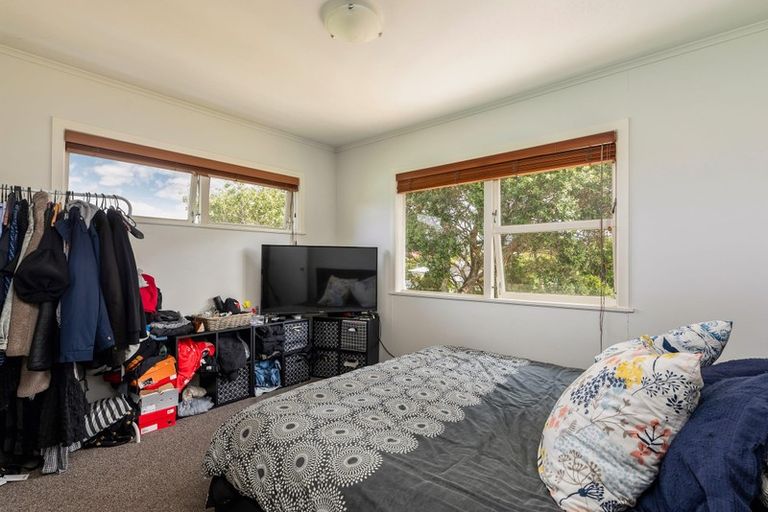 Photo of property in 32 Taupo Street, Green Bay, Auckland, 0604