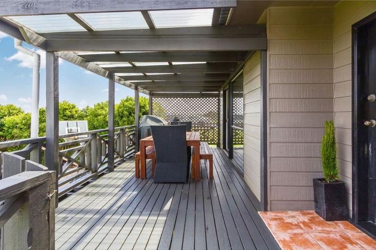 Photo of property in 27 Hobsonville Road, West Harbour, Auckland, 0618