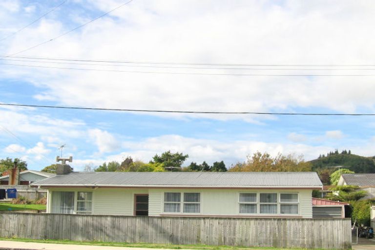 Photo of property in 28 Benge Crescent, Clouston Park, Upper Hutt, 5018