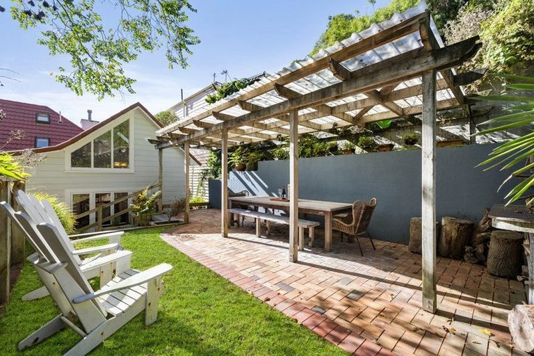 Photo of property in 210 Oriental Parade, Oriental Bay, Wellington, 6011