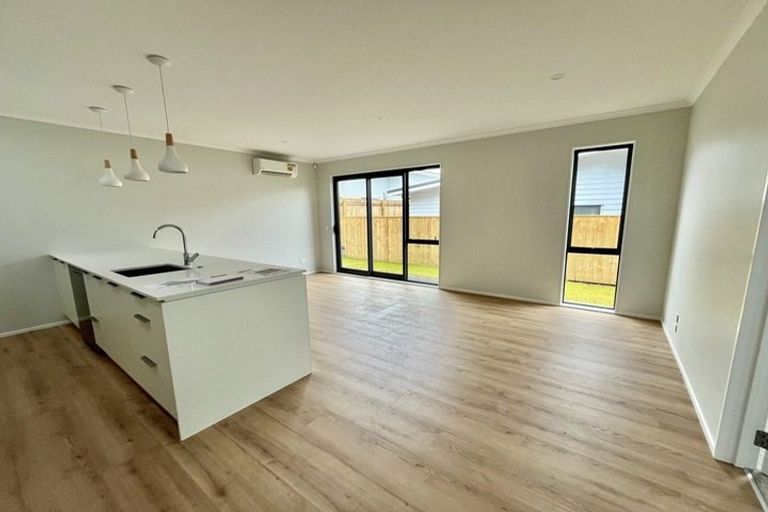 Photo of property in 11 Taikura Avenue, Red Beach, 0932