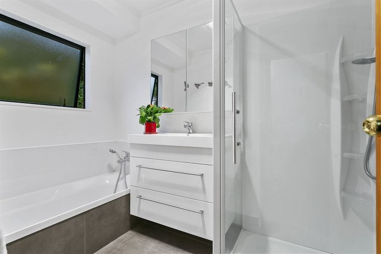 Photo of property in 1/6 Honeysuckle Lane, Mairangi Bay, Auckland, 0630